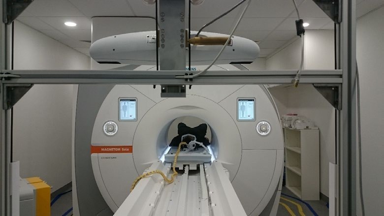 MRT-Gerät mit integriertem System für fokussierten Ultraschall und Neuronavigation