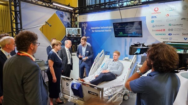 Visitors at the “patient room of the future” at the 6G Conference in Berlin